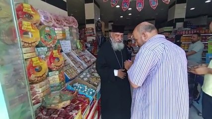 راعى الأقباط الكاثوليك بالغردقة يوزع حلوى المولد على الأسر المستحقة