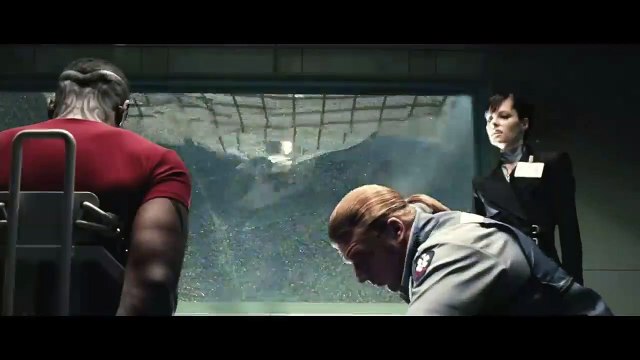 Ryan Reynolds and Jessica Biel rescue Wesley Snipes from vampires and the police _ Blade_ Trinity ( 720 X 1280 )