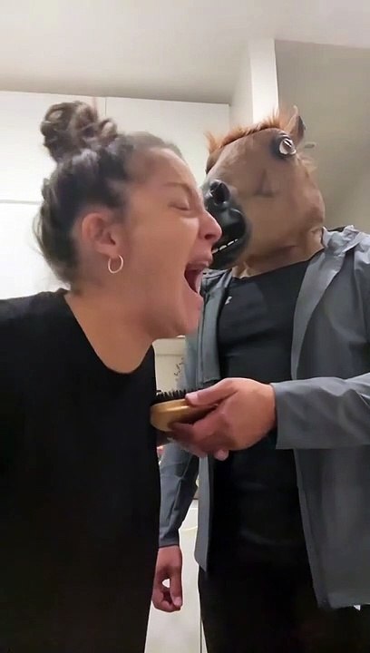 "Vous vouliez rencontrer mon chéri..." : Camille Lellouche présente le père de sa fille, un très bel étalon !