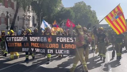 Son Dakika | İspanya'da binlerce itfaiyeci çalışma haklarının iyileştirilmesi talebiyle meclise yürüdü