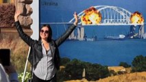 A Kiev il selfie col quadro del ponte di Kerch in fiamme