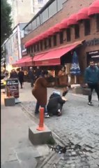 Son dakika haberi... ÇANTASIYLA ÇEVREDEKİLERE SALDIRDI, GÖZALTINA ALINDI