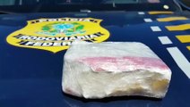 Menina de 17 anos é apreendida pela PRF transportando meio quilo de cocaína