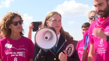 Un lazo gigante contra el cáncer de mama en las Tetas de Viana logra el Guinness