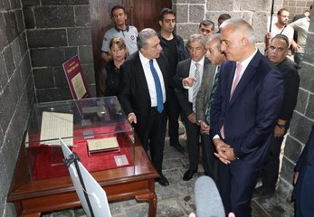 DİYARBAKIR - Bakan Ersoy, Yılmaz Erdoğan'ın "Münaşaka" adlı gösterisini izledi