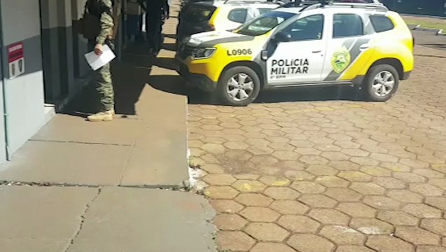 Homem que invadiu apartamentos e pulou do terceiro andar é levado para a Delegacia