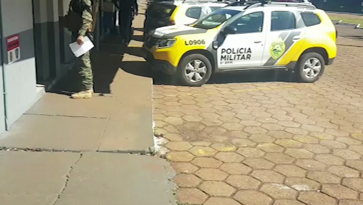 Homem que invadiu apartamentos e pulou do terceiro andar é levado para a Delegacia