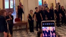 Livorno, Fiorella Mannoia accolta dal coro. L'esecuzione di 