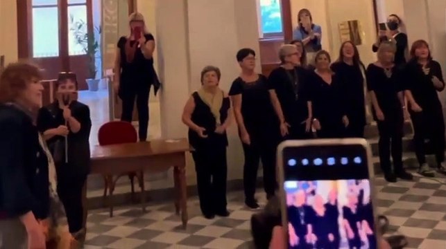Livorno, Fiorella Mannoia accolta dal coro. L'esecuzione di Quello che le donne non dicono è da brividi