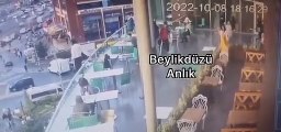 AVM'nin terasından atlayan kadına engel olunamadı