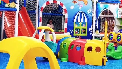 Bé vui chơi nhảy múa, hoạt động ngoài trời..
