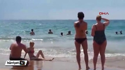 Antalya'da güneşlenirken hortumu izlediler