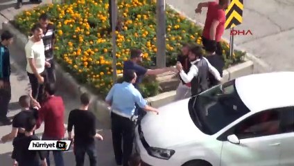 Kavga eden gençler polisi kandırıp olay yerinden kaçtı