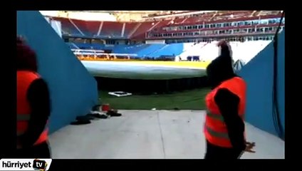 İşçiler UEFA Şampiyonlar Ligi müziği eşliğinde dans ettiler