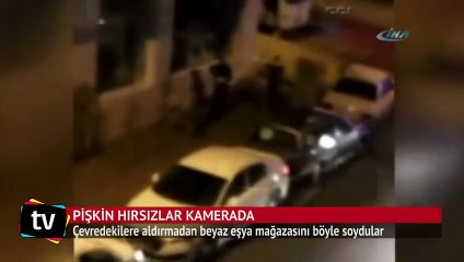 Çevredekilere aldırmadan mağazayı soydular