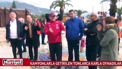Kamyonlarla getirilen tonlarca karla oynadılar