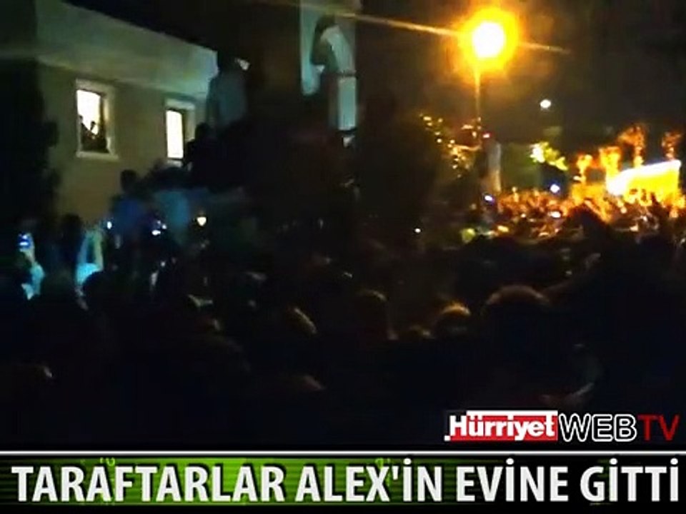 TARAFTARLARDAN ALEX'E EVİNİN ÖNÜNDE SEVGİ SELİ