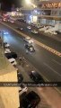 شاب يساعد امرأة مُسنة على قطع الشارع ويثير إعجاب السعوديين