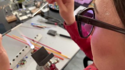 Çocukluk hayalini gerçekleştirdiği cam sanatında hem üretiyor hem öğretiyor