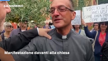 Bonassola, fedeli in piazza per don Giulio e lui si commuove. "Grazie"