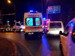 Tır kavşakta otomobile çarptı, 2 kişi yaralandı