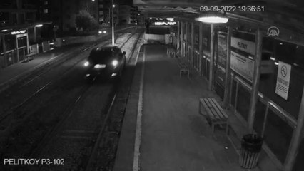 Otomobiliyle tramvay hattında ilerleyen sürücü şaşkınlık yarattı