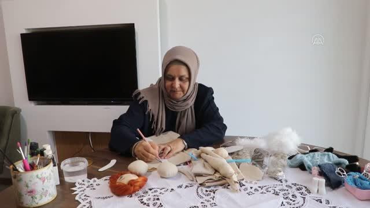 Atık kumaş ve malzemelerden el emeği oyuncak bebekler tasarlıyor