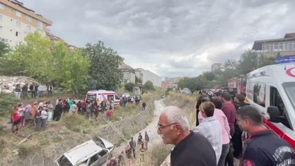 Dereye devrilen otomobildeki 4 kişi yaralandı