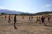 Kato Dağı'nda onlarca genç futbol aşkı için toprak sahada ter döküyor