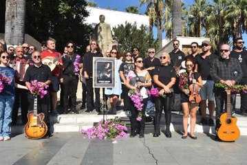 BODRUMLU MÜZİSYENLER ONUR ŞENER'İ ENSTRÜMANLARIYLA ANDI