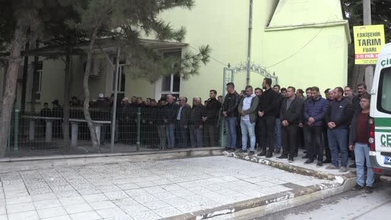 Trabzon gündem haberi | ESKİŞEHİR - Trabzon'daki trafik kazasında ölen 7 yaşındaki çocuğun cenazesi toprağa verildi