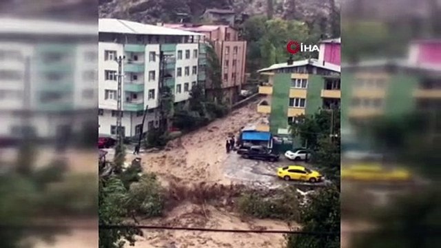 Artvin'i sağanak vurdu! Yollar çamurla kaplandı