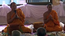Tuerie en Thaïlande : des familles endeuillées rassemblées dans un temple bouddhiste