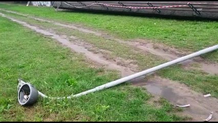 Novara, crolla cavalcavia e travolge un'auto