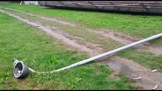 Novara, crolla cavalcavia e travolge un'auto