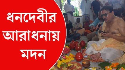 লক্ষ্মী প্রতিমার সামনে বসে গান, ঘণ্টা বাজিয়ে মন্ত্রও পড়লেন মদন