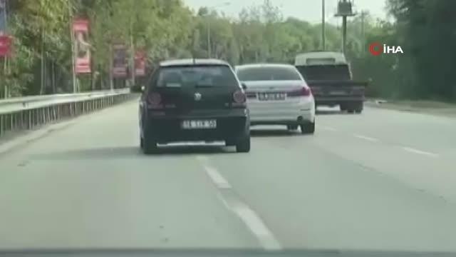 Kaza böyle geliyorum dedi... Sağa sola savrulan araç, önce otomobile sonra bariyerlere çarptı