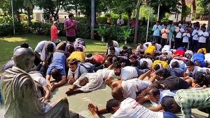 महात्मा गांधी को दंडवत होकर सरकार को सद्बुद्धि देने की मांग कर रहे बेरोजगार युवा, जानिए क्यों ?