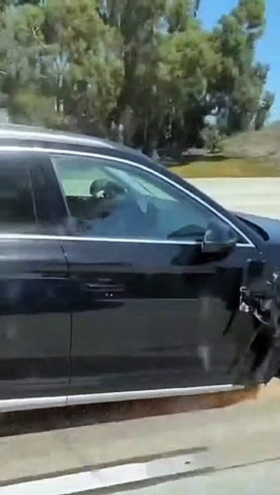 Une femme roule avec une roue manquante sur sa voiture... DIngue