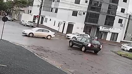 Câmera de segurança registra acidente de trânsito no Bairro Neva