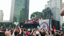 Em BH, Chico Buarque é aplaudido por apoiadores de Lula