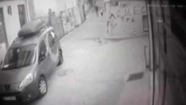 Son dakika haberleri! Beyoğlu'nda kızını okula götüren babaya silahlı saldırı anı güvenlik kamerasına yansıdı