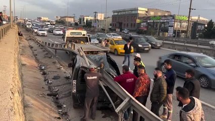 Bariyerlere sıkışan hafif ticari aracın sürücüsü yaralandı