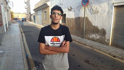 Ahmed, vecino de la calle San Antonio de Lobosillo donde murió un niño durante un cumpleaños.