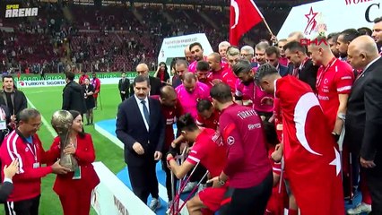 Ampute Futbol Milli Takımı, kupasını Cumhurbaşkanı Erdoğan'ın elinden aldı