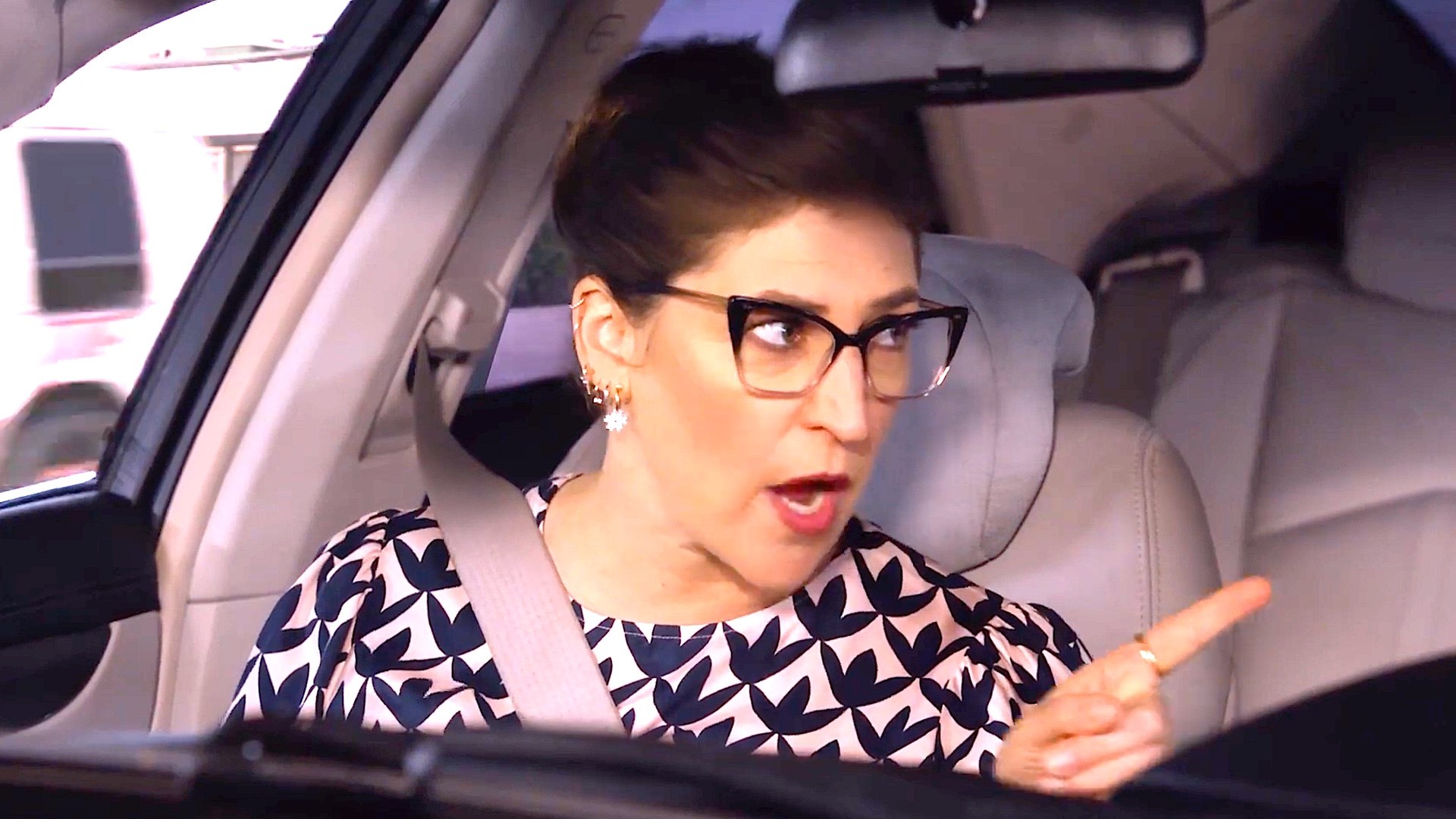 You Don T Go To Fuddruckers On Your Driving Test On Fox S Call Me Kat With Mayim Bialik Video Dailymotion