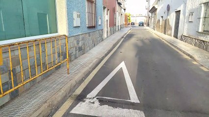 La calle San Antonio de Lobosillo amaneció este domingo con los restos de la trágica celebración de cumpleaños.
