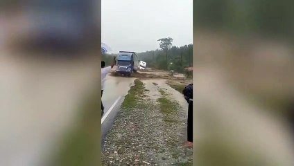 ext-vuelco-de-camion-rio-claro-091022