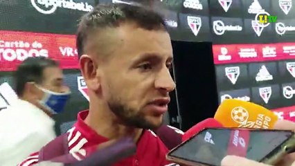 Raphinha, responde ao repórteres sobre o desempenho do São Paulo.