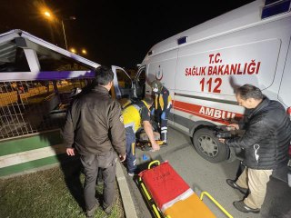 Ambulansın çarptığı yaşlı kadın yaralandı